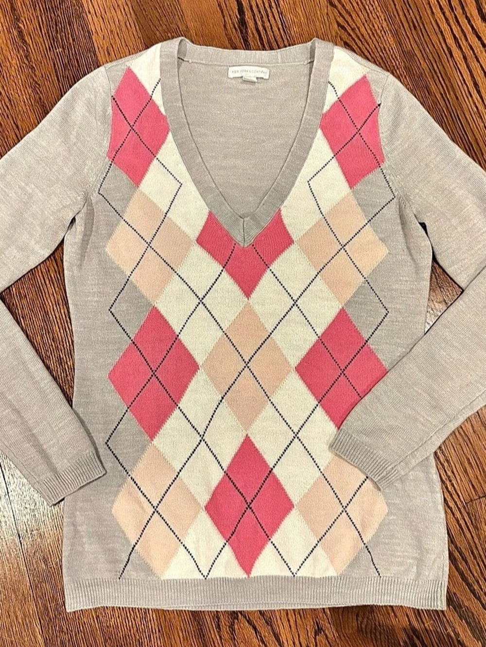 New York & Company Argyle V-Neck Sweater Gray & Pink Small Like New